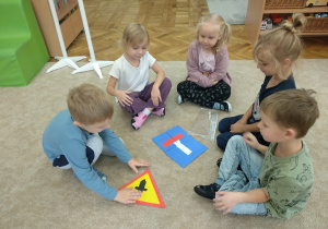 Dzieci układają puzzlowe znaki.